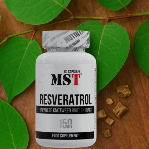 Квадратне фото MST® Resveratrol 150 mg серед зеленого листя японського горця та фрагментів кореня, що підкреслює натуральне походження і молодість клітин.