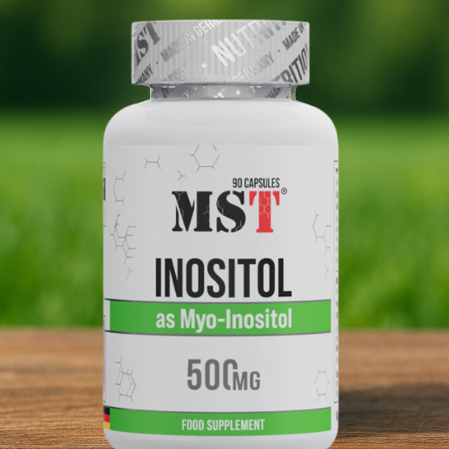 Банка MST Inositol на дерев’яній поверхні з фоном зеленої трави, природне світло.