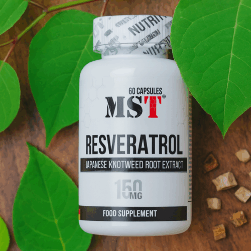 Банка MST® Resveratrol 150 mg на дерев’яному фоні серед зеленого листя японського горця та шматочків кореня — символ антиоксидантного захисту і користі для серця.