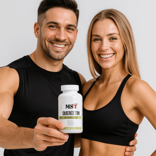 Молодая спортивная пара улыбается и держит в руках банку добавки MST Quercetin with Bromelain на светлом фоне.