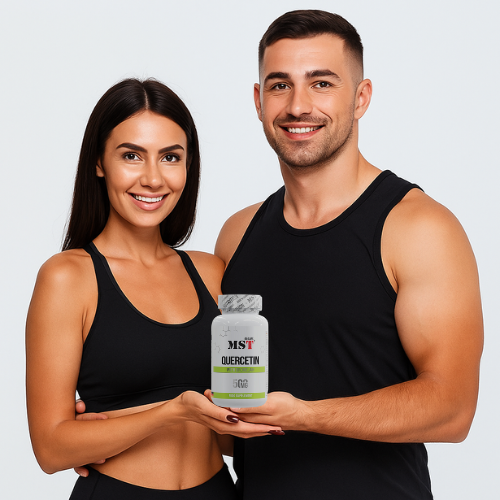 Молоді спортивні чоловік і жінка в чорному спортивному одязі тримають банку MST Quercetin with Bromelain, усміхаючись і випромінюючи енергію та здоров’я.