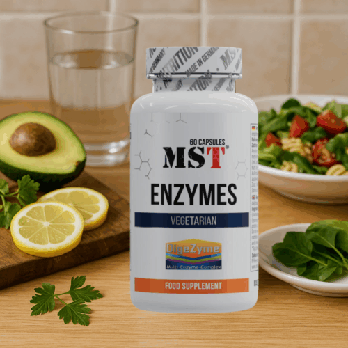 Банка MST® Enzymes DigeZyme® 60 капсул на кухонному столі поруч із лимоном, авокадо, зеленню та тарілкою овочевого салату — символ природного травлення та здорового харчування.