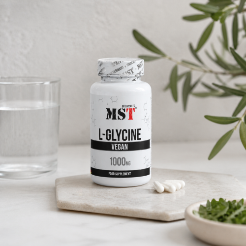 банка L-Glycine MST Nutrition 1000 мг з капсулами на столі поруч зі склянкою води