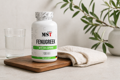 банка Fenugreek MST Nutrition 700 мг з 50% сапонінів на столі поруч зі склянкою води та рослиною