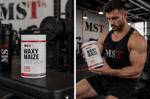 атлет тримає банку MST Waxy Maize Zero Sugar 1000 г у тренажерному залі