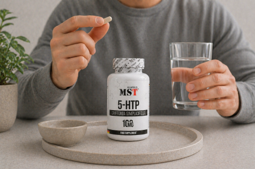 чоловік тримає капсулу та склянку води поруч із банкою 5-HTP MST Nutrition Griffonia simplicifolia