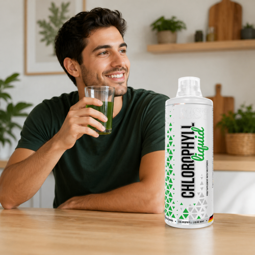 мужчина держит стакан с напитком хлорофилла, рядом на столе бутылка MST Chlorophyll Liquid Mint