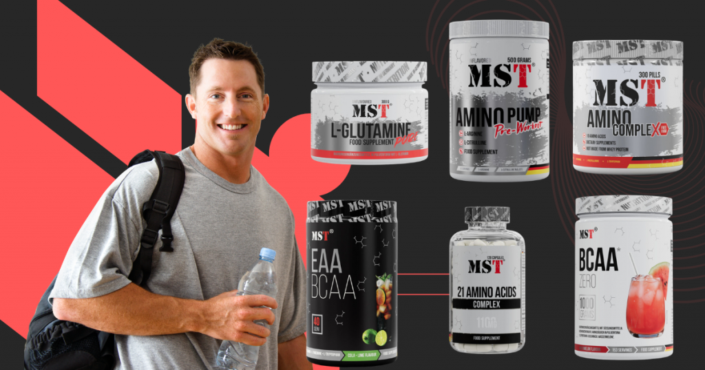 Рекламний банер амінокислот MST Nutrition із зображенням усміхненого спортсмена з рюкзаком і пляшкою води та лінійкою добавок: L-Glutamine Pure, Amino Pump Pre-Workout, Amino Complex, EAA BCAA Cola-Lime, 21 Amino Acids Complex та BCAA Zero.